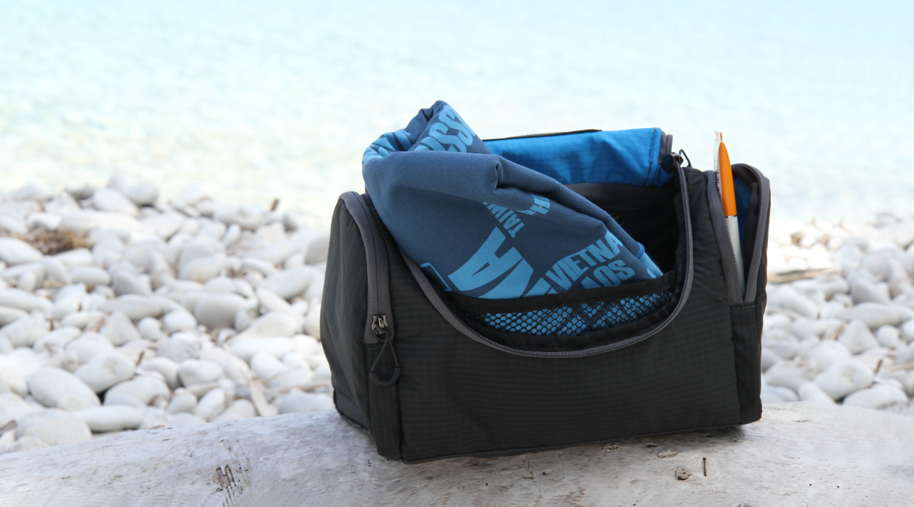 http://www.lifeventure.com/cdn/shop/collections/wash-bags.jpg?v=1697467595